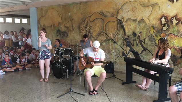Estudiantes de música canadienses actuando en una de las escuelas de arte de Cuba.