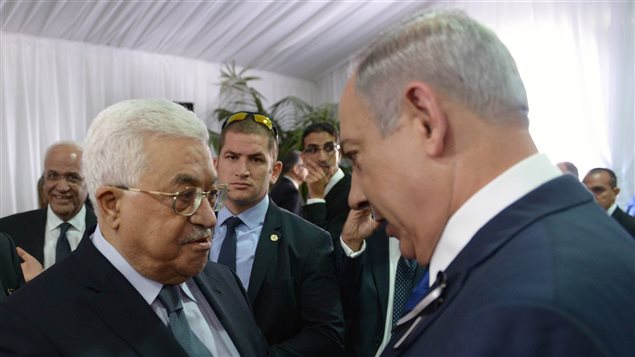 Mahmud Abbas et Benjamin Netanyahu se saludaron durante los funerales de Shimon Peres.