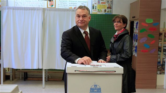 El primer ministro húngaro, Viktor Orban, vota durante el referendo sobre las cuotas de migrantes en la UE.