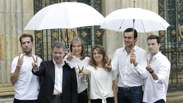 El presidente Juan Manuel Santos y su familia después de votar en el plebiscito. 
