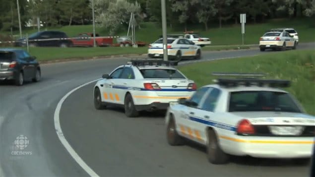多辆警车准备好一接到大巴车信息就截停违规车辆
