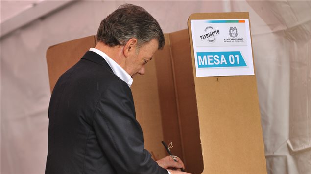 El presidente Juan Manuel Santos votando el día del Plebiscito.
