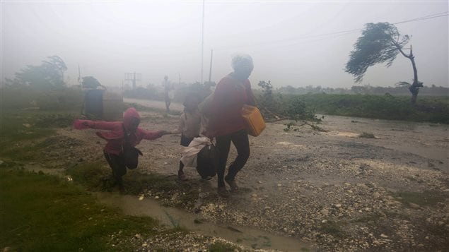Des gens se dirigent vers un refuge à Leogane, alors qu’Haïti est frappé par l’ouragam Matthew.