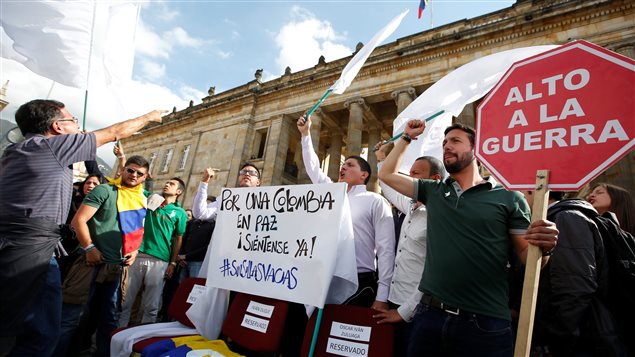 Estudiantes colombianos ante el Congreso en Bogotá pidiendo la paz con las FARC.