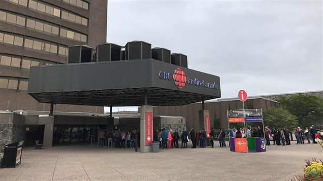 文化日人们在Radio Canada大楼外排队等待