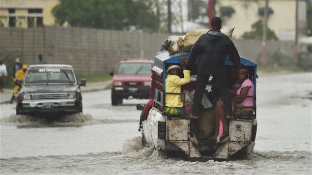 Un autobus se fraie un chemin dans une inondation.