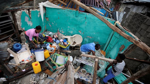 La población haitiana constata los daños causados por el huracán Matthew.