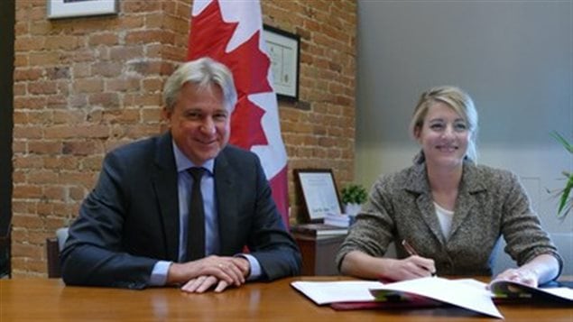 Juergen Boos, CEO and President of Frankfurt Book Fair, with The Honourable Mélanie Joly, Minister of Canadian Heritage, at the Guest of Honor signing ceremony.