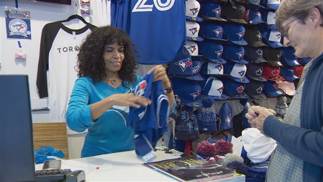 Rosabella de Zilva, une coiffeuse profite de la frénésie que suscitent les Blue Jays à Toronto.