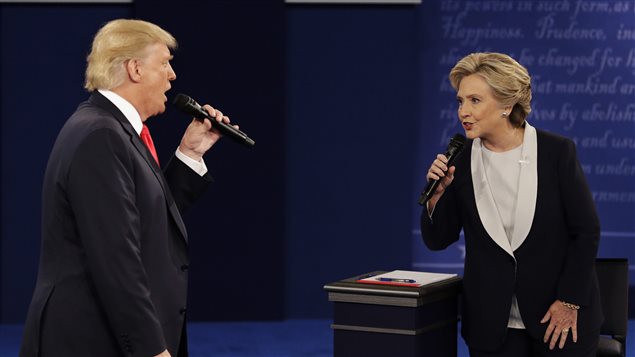 هيلاري كلنتون ودونالد ترامب خلال المناظرة التلفزيونية