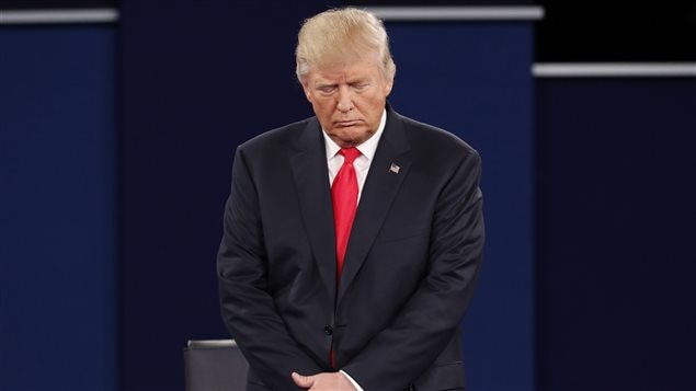 Donald Trump durante el segundo debate presidencial.