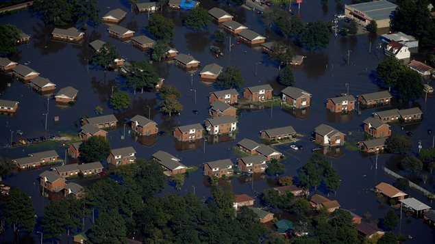 Después del paso de Matthew, un dique cedió en Carolina del Norte.