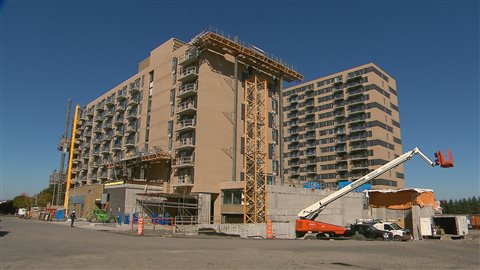 Construction de logements. La moyenne pour les taux de besoins impérieux en matière de logement abordable se situait à 12,7 % à l'échelle du pays en 2016, et à 15,3 % en Ontario. Au Québec, la moyenne est à 9 %.
