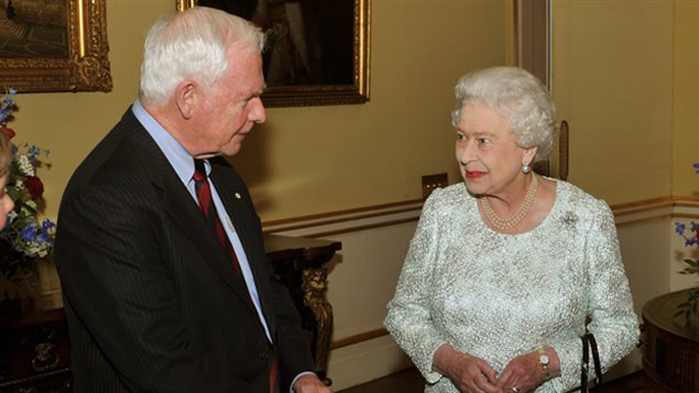 الملكة اليزابيث الثانية تستقبل حاكم كندا العام في قصر باكنغهام عام 2012