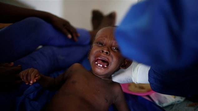 Un enfant pleure dans un centre du traitement du choléra à Jérémie, en Haïti, après le passage de l’ouragan Matthew.