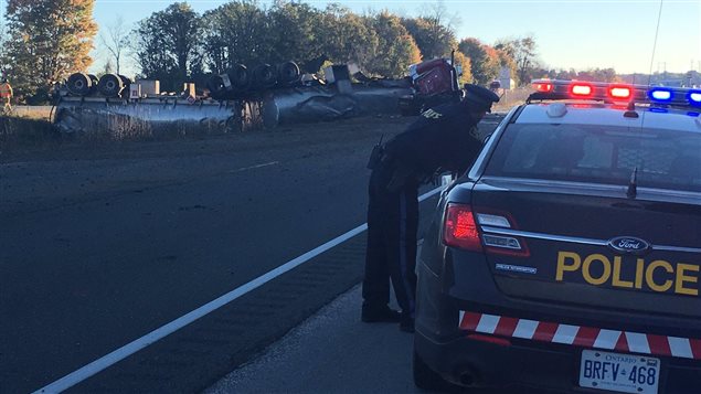 La Police provinciale de l’Ontario enquêtant sur l’accident impliquant un camion.