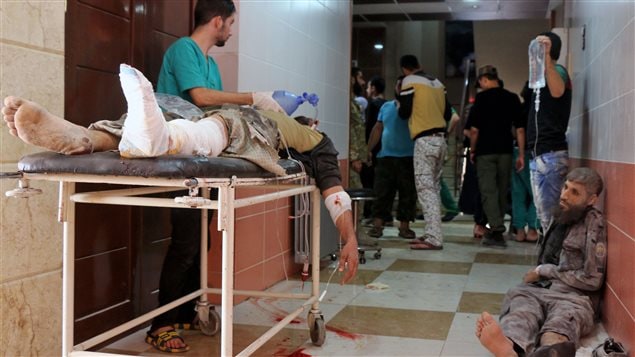 Sirios espera ayuda médica en un hospital de Alepo después de los bombardeos del 11 de octubre. 