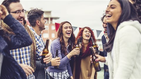 La consommation moyenne mondiale d’alcool pur tourne autour des 6,13 litres d’alcool par habitant de plus de 15 ans, tandis que les Canadiens, eux, y compris les Québécois, en boivent plus de 8 litres.