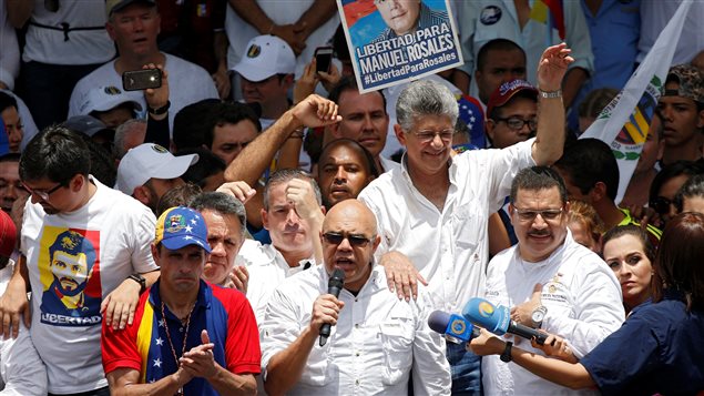 Los líderes de la MUD (Mesa de la Unidad Democrática) en una manifestación por la organización de un referendo revocatorio contra el presidente Maduro.