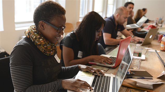 Des jeunes participants à un hackathon