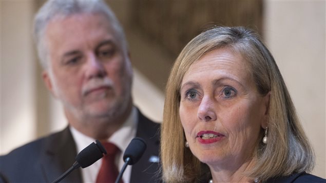 رئيسة اللجنة الاستشارية الجديدة حول الاقتصاد والابتكار، مونيك لورو، متحدثة اليوم في مبنى الجمعية الوطنية في كيبيك وإلى جانبها رئيس الحكومة الكيبيكية، فيليب كويار.