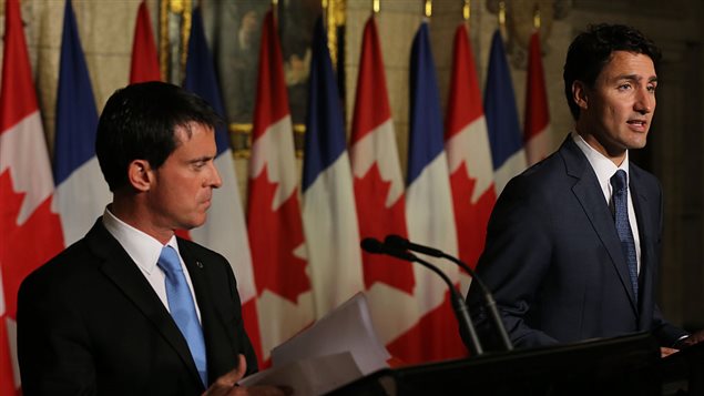 French Prime Minister Manuel Valls(L) and Canadian Prime Minister Justin Trudeau speak during a joint press conference on Parliament Hill in Ottawa, Ontario, October 13, 2016. 