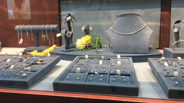 Vigilance : plusieurs bijoux marqués et annoncés en métaux précieux peuvent être des faux