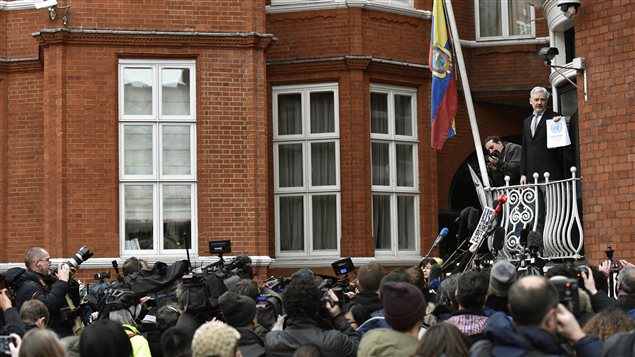 El creador de Wikileaks ha podido comunicarse con público y prensa en varias ocasiones, desde un balcón.
