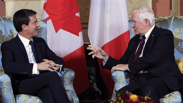 حاكم كندا العام ديفيد جونستون (إلى اليسار) يستقبل رئيس الحكومة الفرنسيّة مانويل فالس