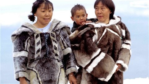 Non, il ne s’agit pas de vêtements de type Canada Goose ou autres, achetés en magasin, mais bien des vêtements faits main selon des design inuits traditionnels.
