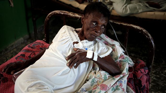 Mujer tratada contra el cólera en un hospital haitiano.