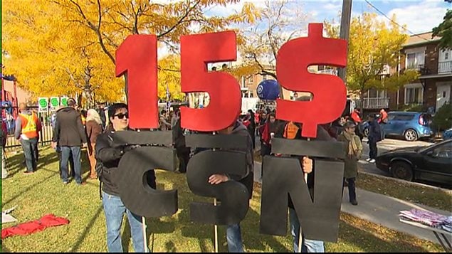تظاهرة في مونتريال للمطالبة برفع الحد الأدنى للأجور إلى 15 دولاراُ في الساعة (أرشيف)