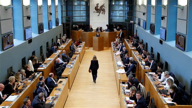 le gouvernement de Wallonie a voté contre l’entente estimant qu’elle menacerait les secteurs de l’agriculture et de l’industrie manufacturière.
