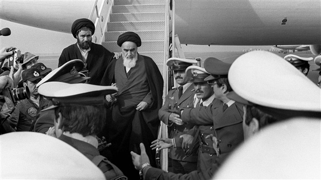 L'ayatollah Rouhollah Khomeini foule le sol iranien, à son retour d'exil, le 1er février 1979, en pleine révolution islamique. L'ayatollah Rouhollah Khomeini foule le sol iranien, à son retour d'exil, le 1er février 1979, en pleine révolution islamique.