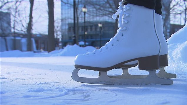 Patins sur une patinoire extérieure