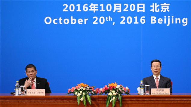 Rodrigo Duterte, presidente de Filipinas (izq) y Zhang Gaoli, Vice primer ministro de China. 