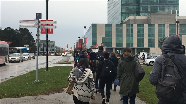 Des étudiants marchent vers un pavillon de l'Université York. Des étudiants marchent vers un pavillon de l'Université York.