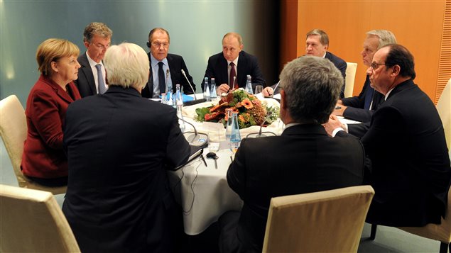 Angela Merkel, Vladimir Putin (centro) y François Hollanda (derecha) discutiendo sobre la situción en Siria. 