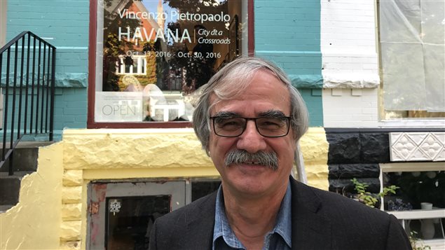 El fotógrafo italo-canadiense Vincenzo Pietropaolo durante la inauguración de la exposición "Havana / City at a Crossroads" en Toronto.
