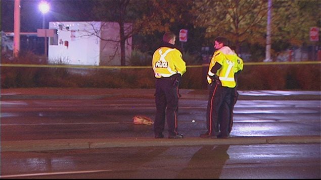 Deux policiers d’Ottawa sur les lieux d’un accident qui a coûté la vie à une piétonne.