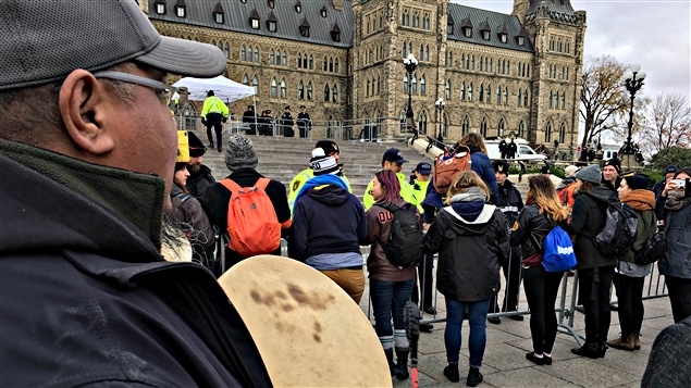 Des citoyens manifestent sur la colline du Parlement contre le projet d’oléoduc TransMountain de Kinder Morgan, entre l’Alberta et la Colombie-Britannique.