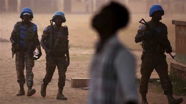 Des Casques bleus en patrouille dans Bangui, la capitale centrafricaine