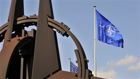 Drapeau de l’OTAN devant son siège social à Bruxelles