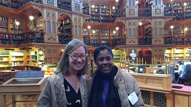 Luz Dari Landazury Segura dans la Bibliothèque du Parlement canadien à Ottawa avec la députée libérale Karine Gould. 