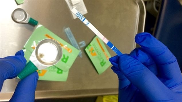 Des bandelettes réactives permettent aux utilisateurs de déterminer si des drogues de rue contiennent aussi du fentanyl. Des bandelettes réactives permettent aux utilisateurs de déterminer si des drogues de rue contiennent aussi du fentanyl.