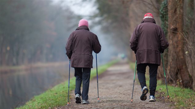 Des aînés qui marchent.