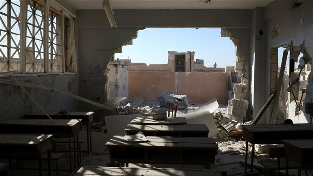 مدرسة لم تسلم من دمار القصف في إدلب في شمال غرب سوريا (أرشيف).