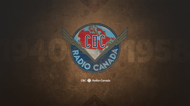 Le premier logo de la société d'État, dessiné par une étudiante de l’École des Beaux-Arts en 1940 grâce à un concours. À cette époque, le logo était associé à la radio seulement. Le premier logo de la société d'État, dessiné par une étudiante de l’École des Beaux-Arts en 1940 grâce à un concours. À cette époque, le logo était associé à la radio seulement.