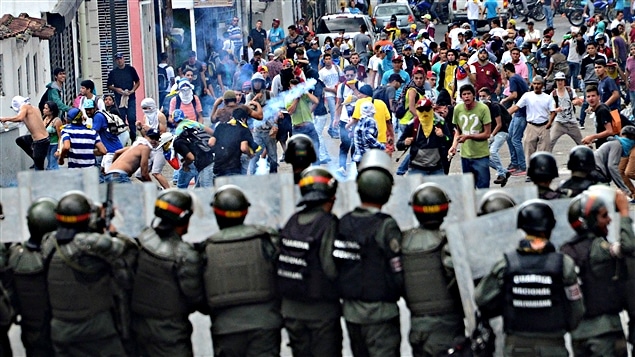 Enfrentamiento entre la policía y manifestantes en San Cristóbal.