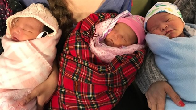 De gauche à droite : Angelina, a petite d'Amarualik et David, nés tous les trois à l’intérieur d’un intervalle de 24 heures à Resolute Bay, Nunavut